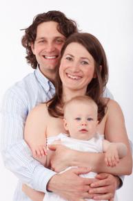 © PublicDomainPictures-auf-Pixabay Bild Paar mit Baby © PublicDomainPictures-auf-Pixabay / 2021
